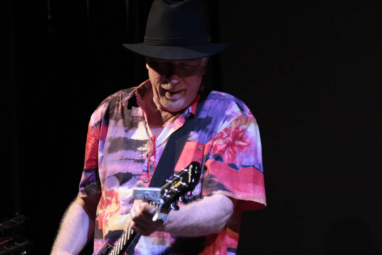 Presenting his second performance of "Guitar Trio" at ISSUE